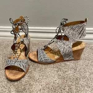 Women’s Dolce Vita Langly Black/White Nubuck leather sandals, size 6 M, 2 1/2”